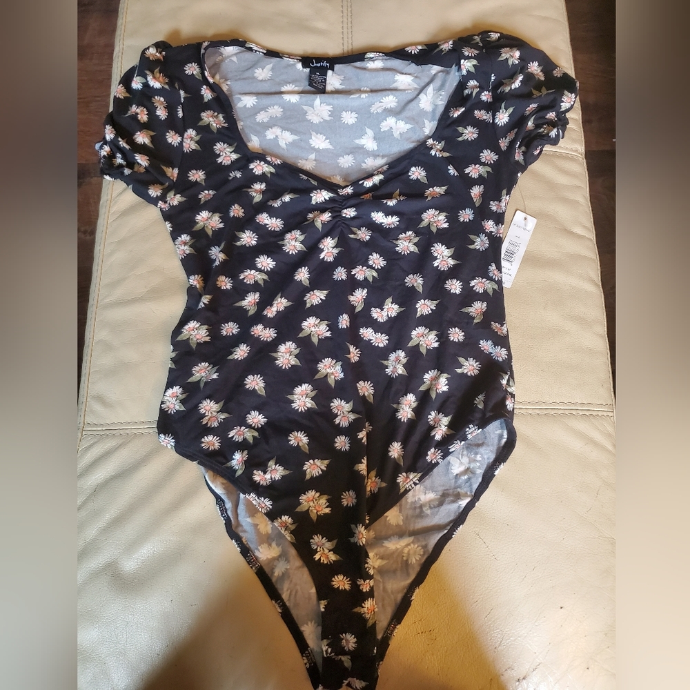 Nwt puff sleeve floral bodysuit
